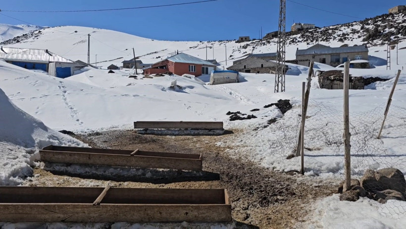 Nisanda kara gömülen mahalle: Kar 3 metreyi aştı - Resim : 1