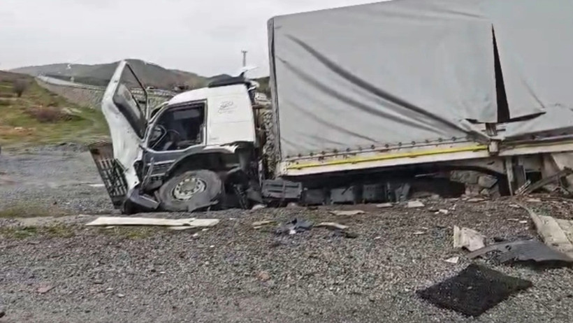 TIR ile otomobil çarpıştı: 2 kişi hayatını kaybetti, 1 yaralı - Resim : 1