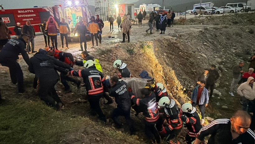 Yolcu otobüsü devrildi: Çok sayıda ölü ve yaralı var - Resim : 4