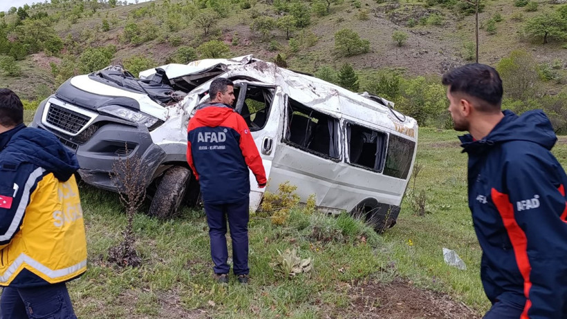 Öğrenci servisi devrildi: 3 ölü, 7 yaralı - Resim : 1