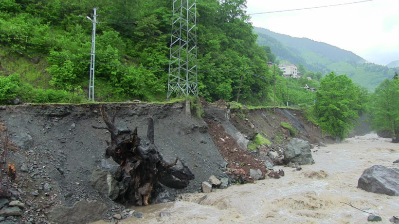 Artvin'de dere taştı, köprü hasar gördü - Resim : 1
