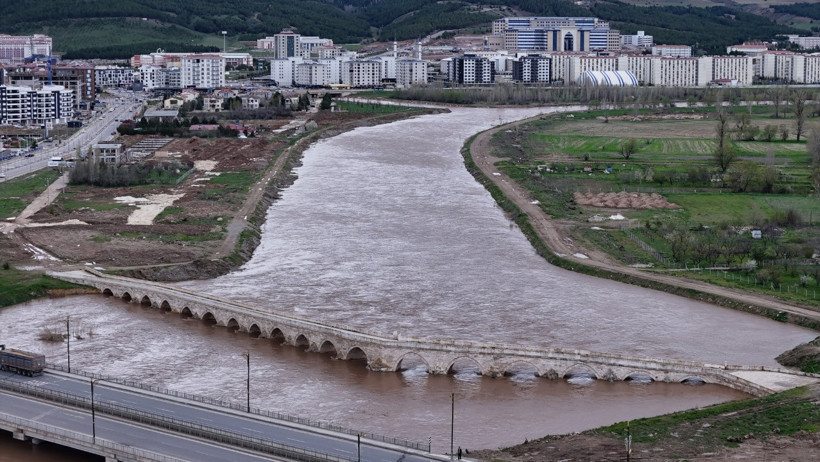 8 asırlık k&ouml;pr&uuml; modern yapılara meydan okuyor - Resim : 1