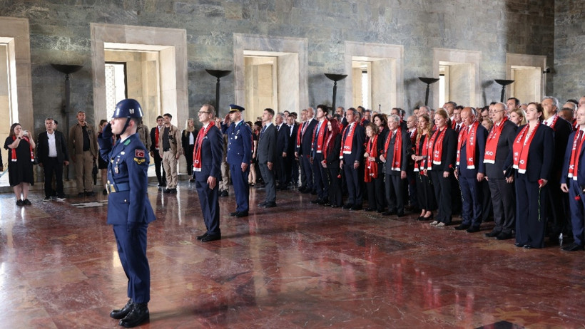 Koç Topluluğu'ndan 100'üncü yılda Anıtkabir ziyareti - Resim : 1