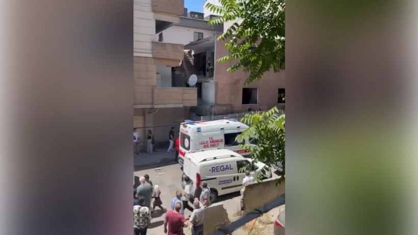Küçükçekmece'de yıkımı yapılan bina çöktü: İşçiler beton blokların altında kaldı - Resim : 2