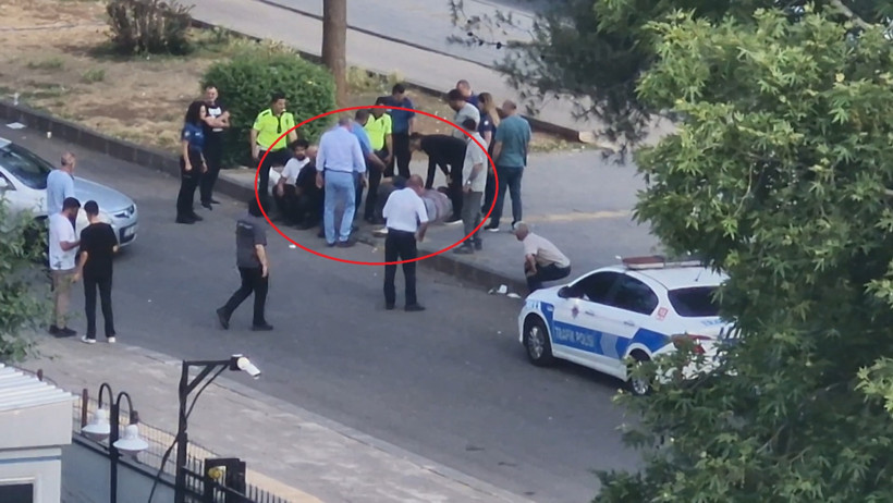 Adliyeyi görüntüleyen kişiler, kendilerini uyaran polise saldırdı: 4 gözaltı - Resim : 2