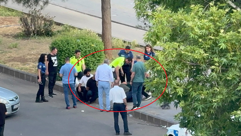 Adliyeyi görüntüleyen kişiler, kendilerini uyaran polise saldırdı: 4 gözaltı - Resim : 3