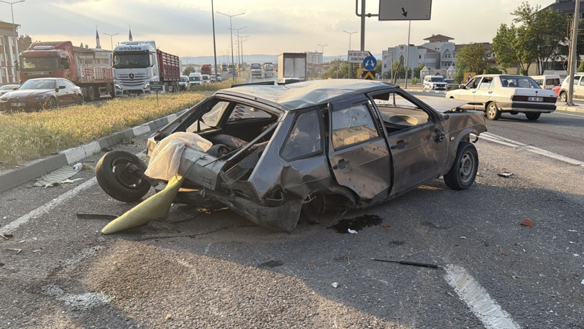 TIR'la çarpışan otomobil takla atıp karşı şeride geçti: Ölü ve yaralılar var - Resim : 4
