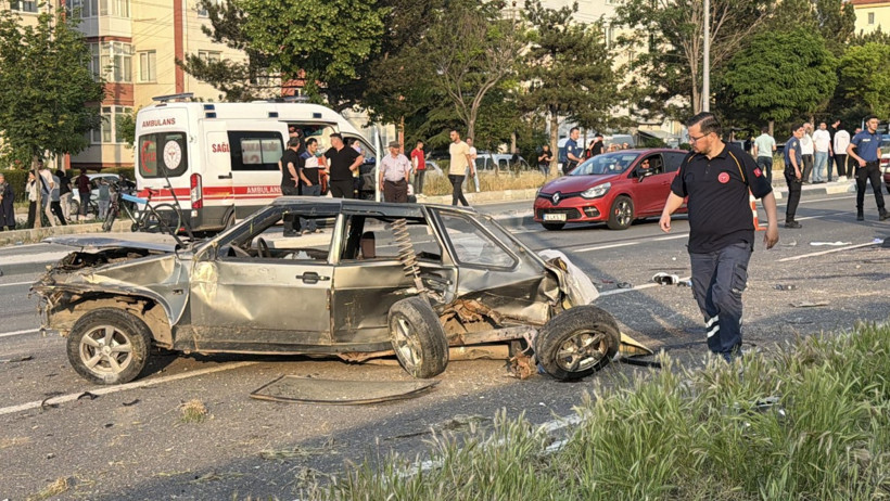 TIR'la çarpışan otomobil takla atıp karşı şeride geçti: Ölü ve yaralılar var - Resim : 3