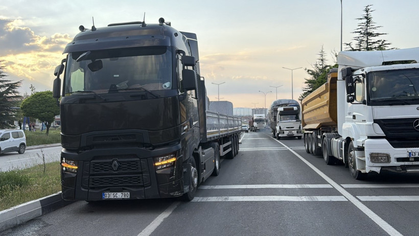 TIR'la çarpışan otomobil takla atıp karşı şeride geçti: Ölü ve yaralılar var - Resim : 6