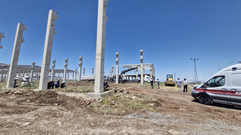 İnşaatta beton blok işçilerin üzerine düştü: Ölü ve yaralılar var - Resim : 1