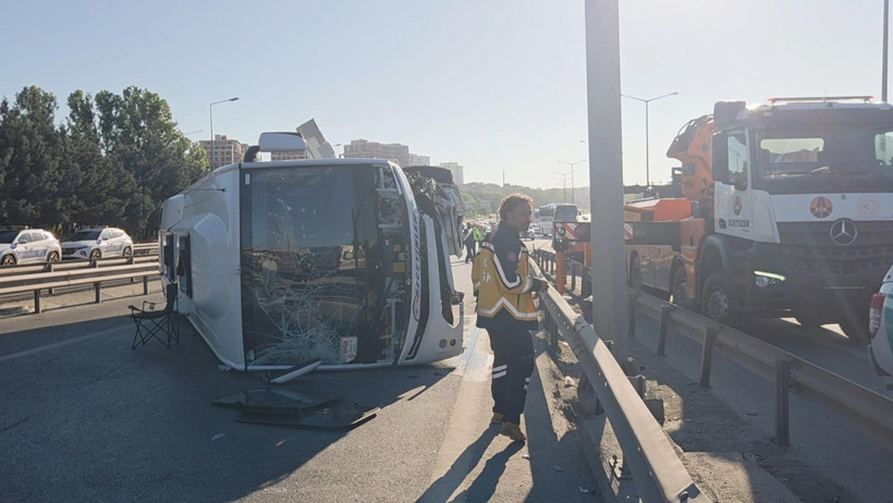 TEM’de midibüs devrildi: 1’i çocuk 12 yaralı - Resim : 1