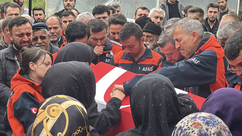 Yürek yakan veda! Eşi tabutuna son kez sarıldı, babası namazını kıldırdı - Resim : 1