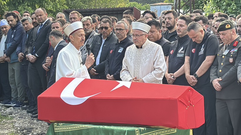 Yürek yakan veda! Eşi tabutuna son kez sarıldı, babası namazını kıldırdı - Resim : 3