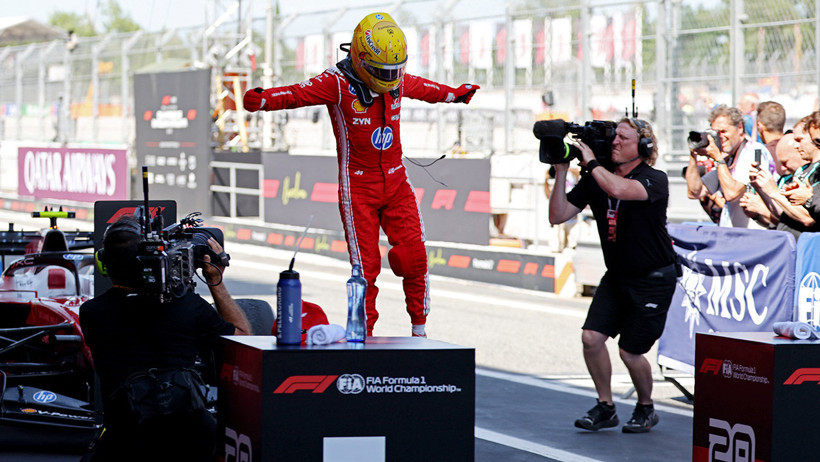 Lewis Hamilton Ferrari'yle ilk zaferini aldı, tarihe geçti - Resim : 2