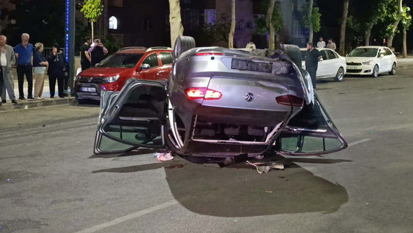 Kahramanmaraş’ta trafikte yarış faciası: Makas atan iki otomobil kaza yaptı - Resim : 1