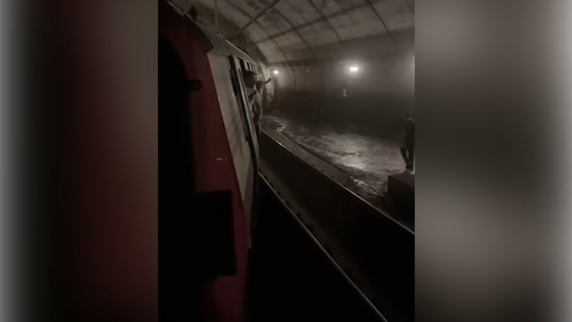 İstanbul'da metro raydan çıktı: Yaralılar var - Resim : 1