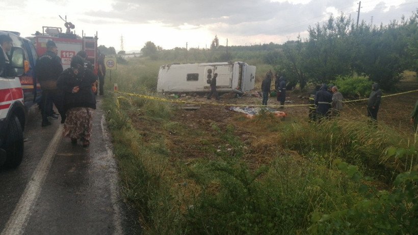 Tur minibüsü şarampole yuvarlandı: 4 ölü, 26 yaralı - Resim : 1