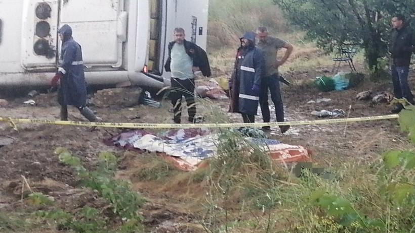 Tur minibüsü şarampole yuvarlandı: 4 ölü, 26 yaralı - Resim : 2