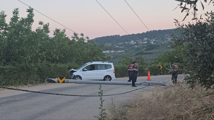 Kaza yapan sürücüye yardıma giderken elektrik akımına kapılıp öldü - Resim : 1