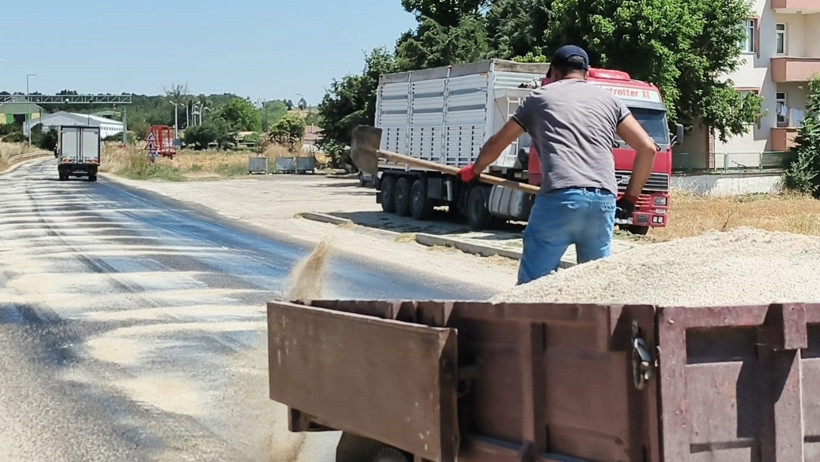 Kavurucu sıcaklar asfaltı eritti! Belediye yola kum serdi - Resim : 2
