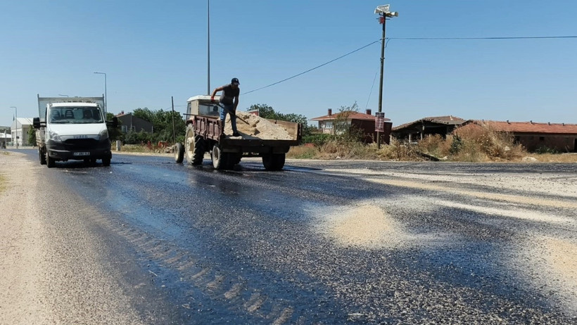 Kavurucu sıcaklar asfaltı eritti! Belediye yola kum serdi - Resim : 1