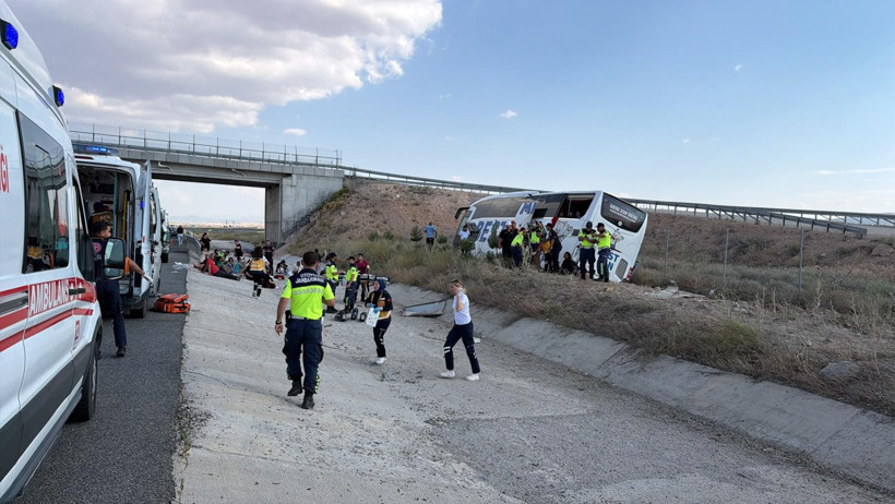 Yolcu otobüsü yoldan çıktı: 44 kişi yaralandı - Resim : 2