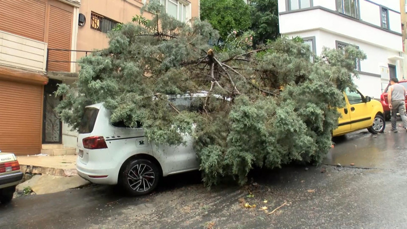 İstanbul'u sağanak vurdu: Yollar göle döndü, araçlar suda ilerleyemedi - Resim : 5