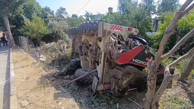 İş makinesi bahçeye devrildi: 1 ölü - Resim : 1