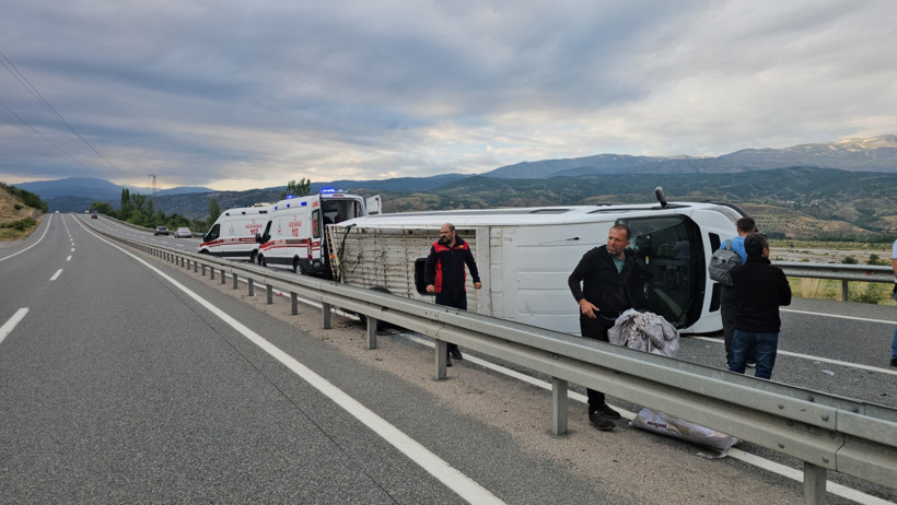 Erzincan'da yolcu minibüsü devrildi: Çok sayıda yaralı var - Resim : 1