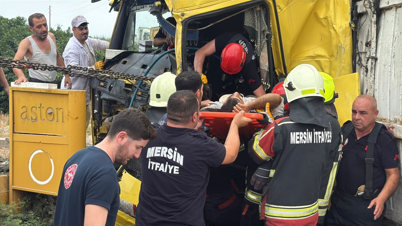 İki TIR çarpıştı: 1 çocuk öldü - Resim : 1