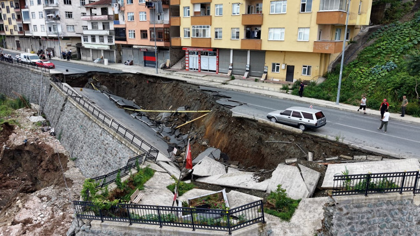 Yurt inşaatının kazısında istinat duvarı ve yol çöktü: 3 bina tahliye edildi - Resim : 6
