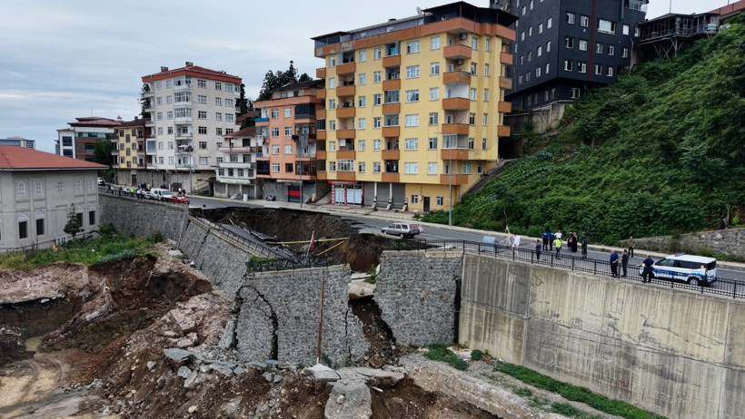 Yurt inşaatının kazısında istinat duvarı ve yol çöktü: 3 bina tahliye edildi - Resim : 7