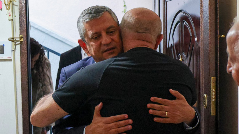 Özgür Özel'den Ahmet Telli'nin ailesine taziye ziyareti - Resim : 2