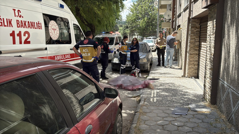 3'üncü kattan düşen kadın yaşamını yitirdi - Resim : 1