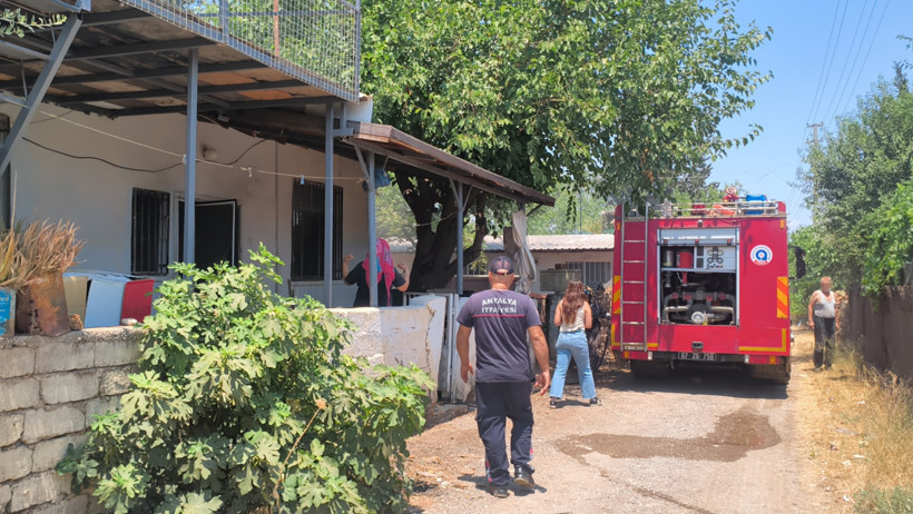 Uzaklaştırma kararını öğrenince evi yaktı - Resim : 1