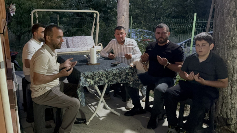 Arkadaşının nişanına keneyle katıldı - Resim : 1