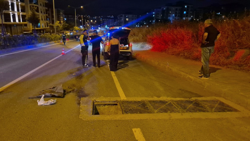 A&ccedil;ık r&ouml;gar kapağı faciaya davetiye &ccedil;ıkardı: Otomobil 200 metre s&uuml;r&uuml;klendi - Resim : 4