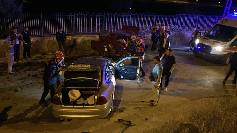 Sivas'ta iki otomobil çarpıştı: 15 yaşındaki çocuk yaşamını yitirdi, 5 kişi yaralandı - Resim : 1