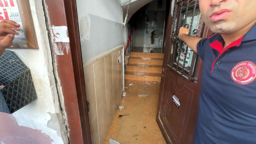 Su saatini söktü, binayı su bastı! Asansörde mahsur kaldı - Resim : 2