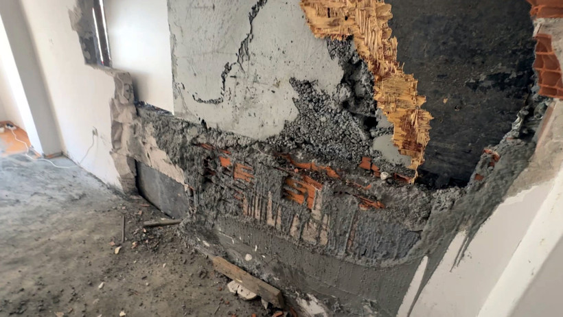 Yan binaya dökülen bina salona doldu - Resim : 1