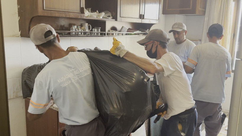 Kuşadası'nda çöp evden 2,3 ton atık çıkarıldı - Resim : 2