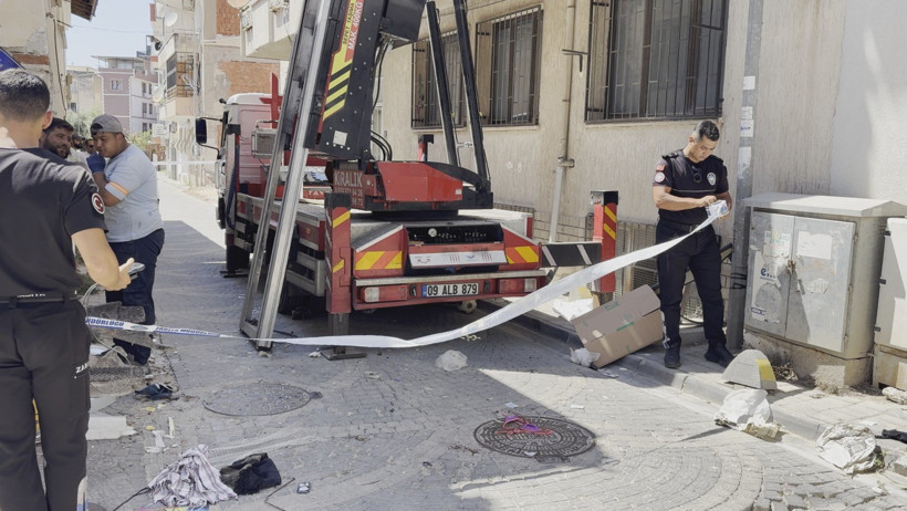 Kuşadası'nda çöp evden 2,3 ton atık çıkarıldı - Resim : 1