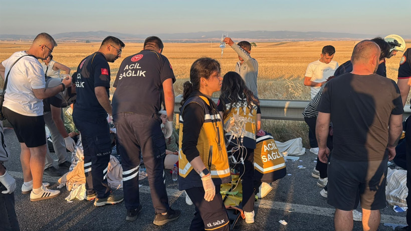 Kütahya'da yolcu otobüsü devrildi: Çok sayıda yaralı var - Resim : 1