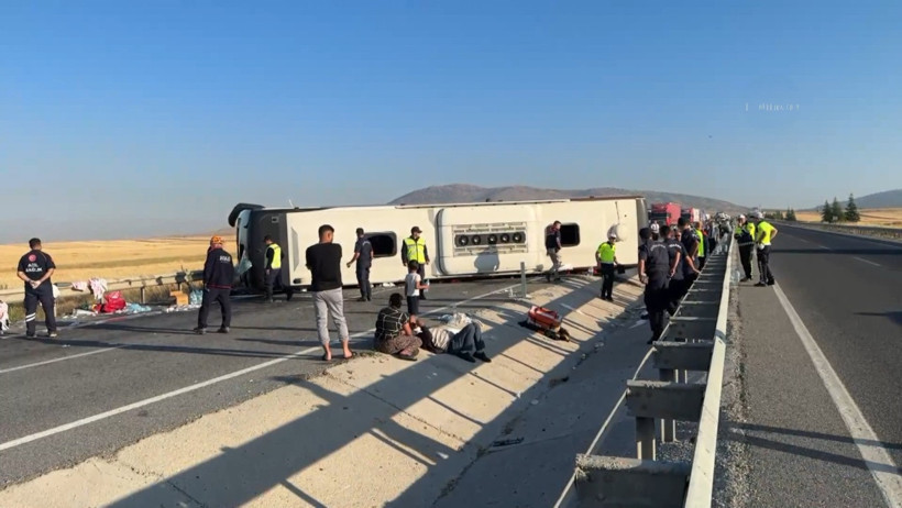 Kütahya'da yolcu otobüsü devrildi: Çok sayıda yaralı var - Resim : 2