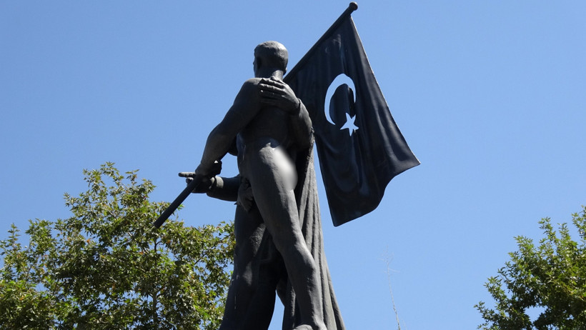 Atatürk anıtındaki figüre pantolon giydirmeye çalıştılar - Resim : 2