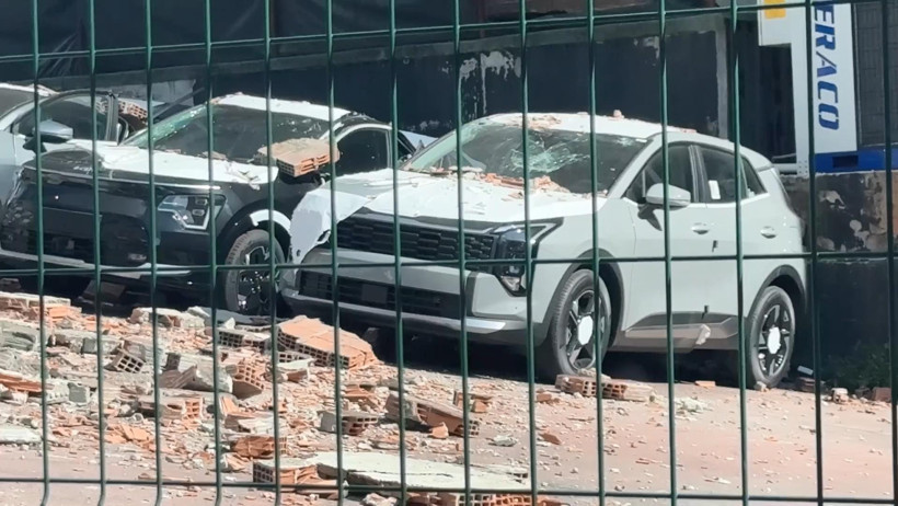 Milyonluk araçların üzerine duvar çöktü - Resim : 1