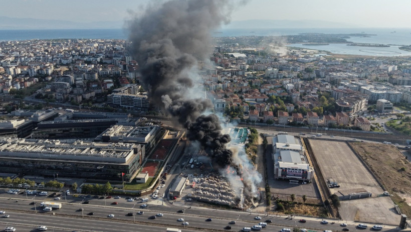 Tuzla'da otluk alanda çıkan yangın teknelere sıçradı - Resim : 1