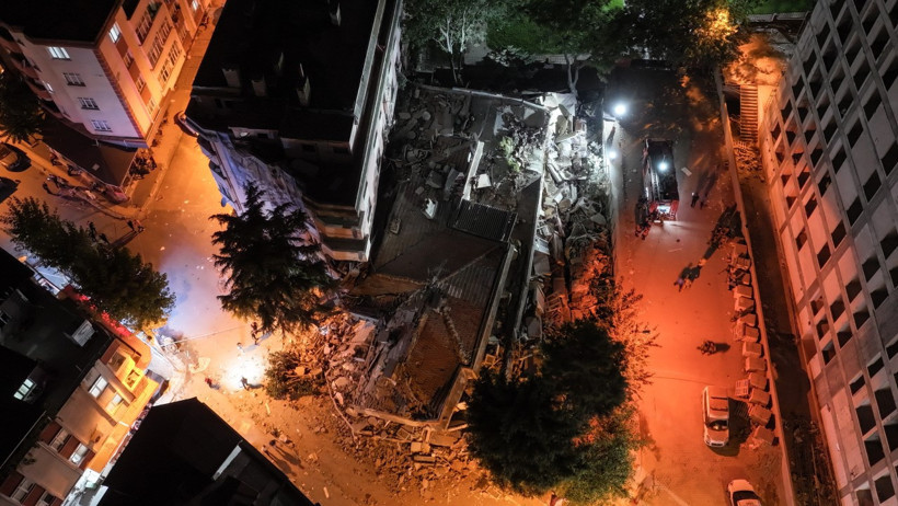 İstanbul’da 6 katlı bina çöktü - Resim : 4