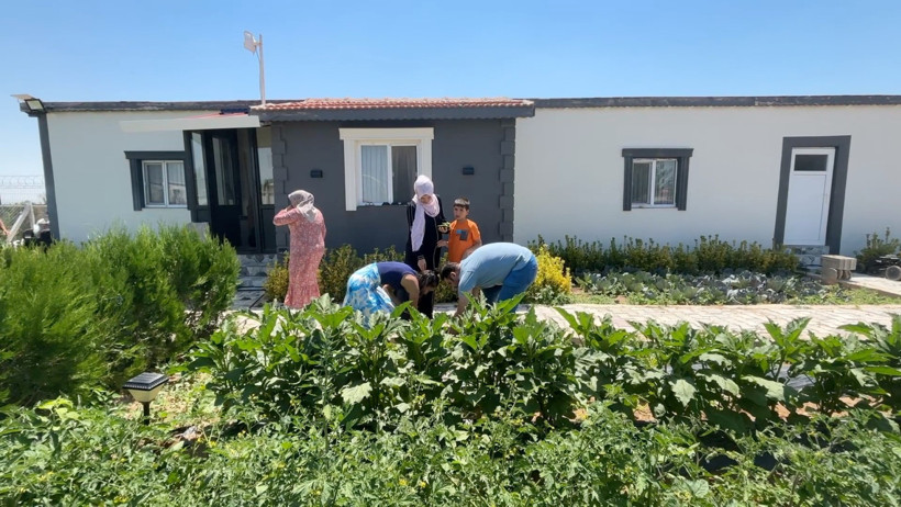 Bu otelde kalanlar &uuml;cret &ouml;demiyor, bah&ccedil;e işlerine yardım ediyor - Resim : 2
