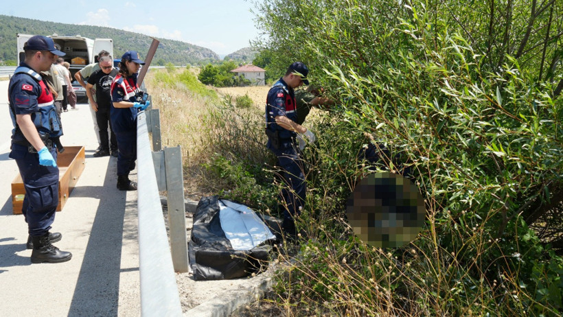 Otoyolda dehşet! Ağacın altında ölü bulundu - Resim : 1